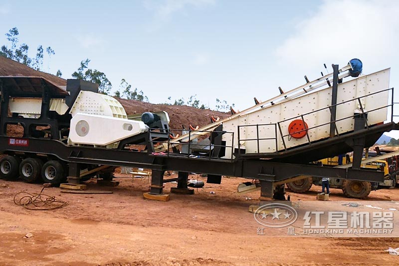 車載建筑垃圾粉碎機現場