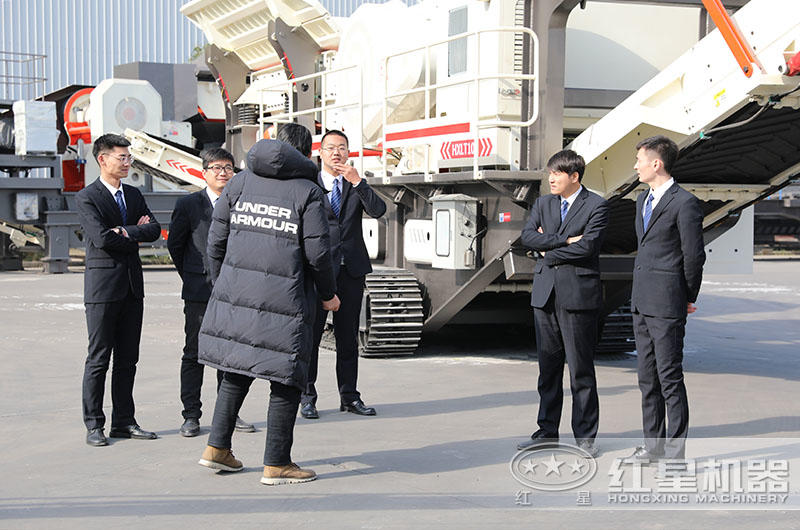 用戶來廠參觀移動制砂機，技術團隊一對一解決問題